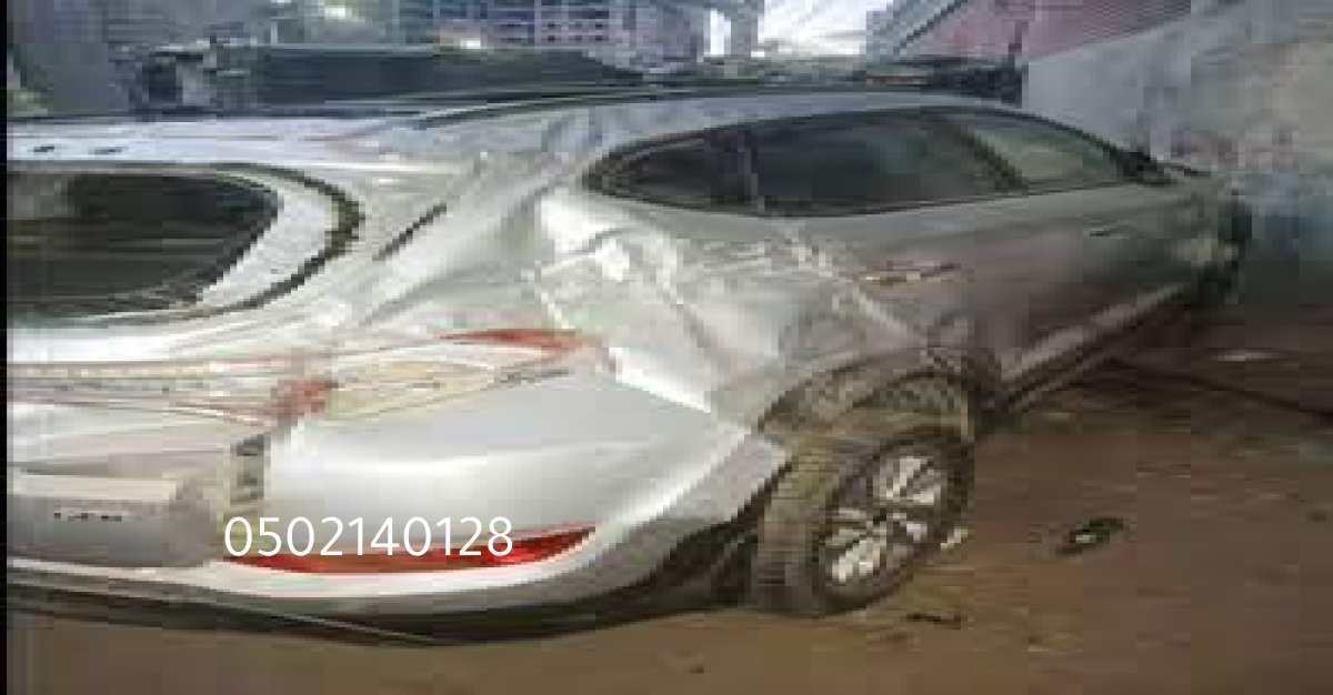 أفضل كهربائي سيارات في الرياض أثناء فحص نظام كهرباء السيارة.