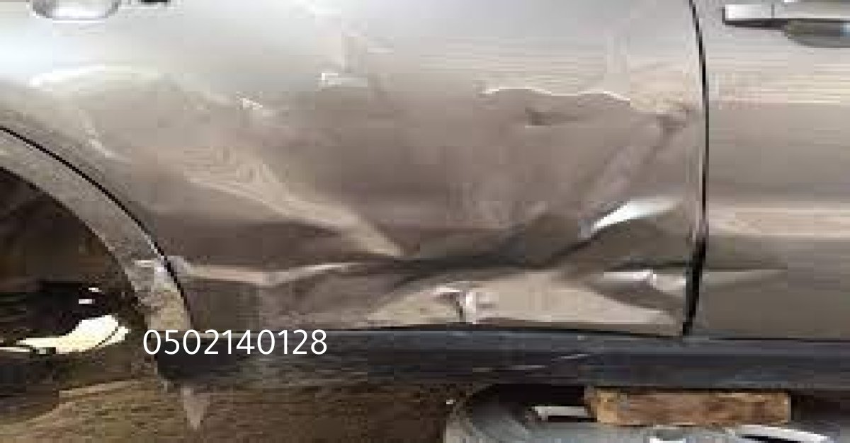 سيارة تويوتا برادو داخل ورشة سمكرة في الرياض تُجرى لها أعمال إصلاح.