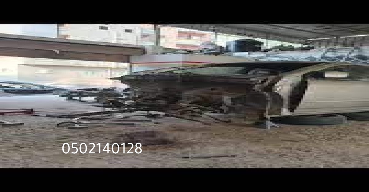 سيارة متوقفة أمام ورشة صيانة محلية بالقرب من موقع المستخدم.