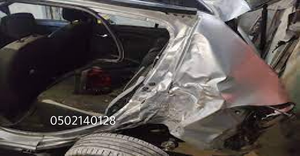 سيارة متوقفة داخل ورشة سمكرة بالرياض لإصلاح صدمة في الجهة الأمامية.