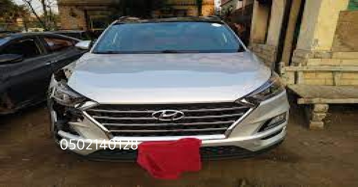 سيارة متوقفة في ورشة بالرياض لإصلاح الأعطال الكهربائية.