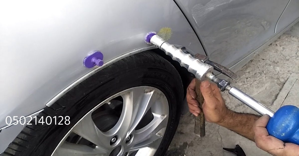 صورة توضح عملية تجهيز السيارة داخل فرن الرش في ورشة معتمدة بالرياض.