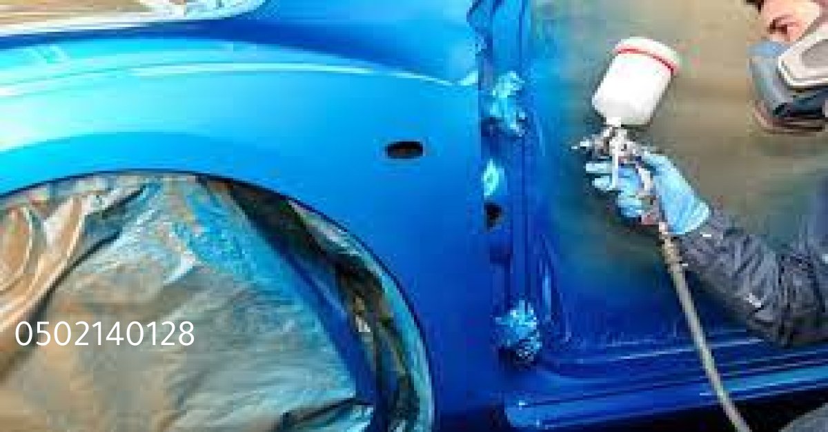 فني سمكرة يستخدم أدوات لتعديل هيكل السيارة – إعادة تشكيل جسم السيارة بعد حادث.