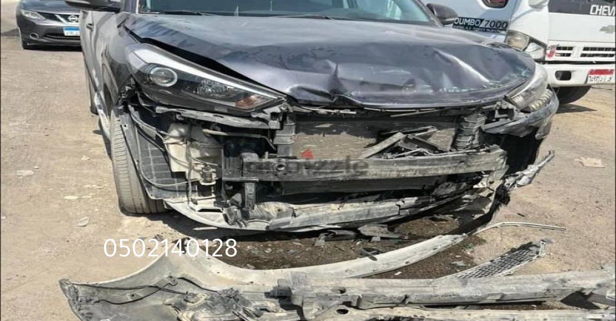 فني سيارات يعمل على فحص عكس السيارة داخل ورشة بالرياض.