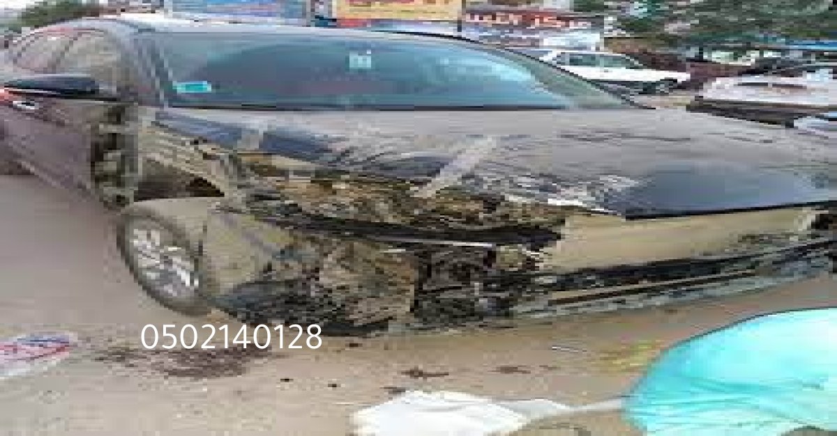 فني كهرباء سيارات يستخدم جهاز تشخيص الأعطال داخل ورشة بالرياض.