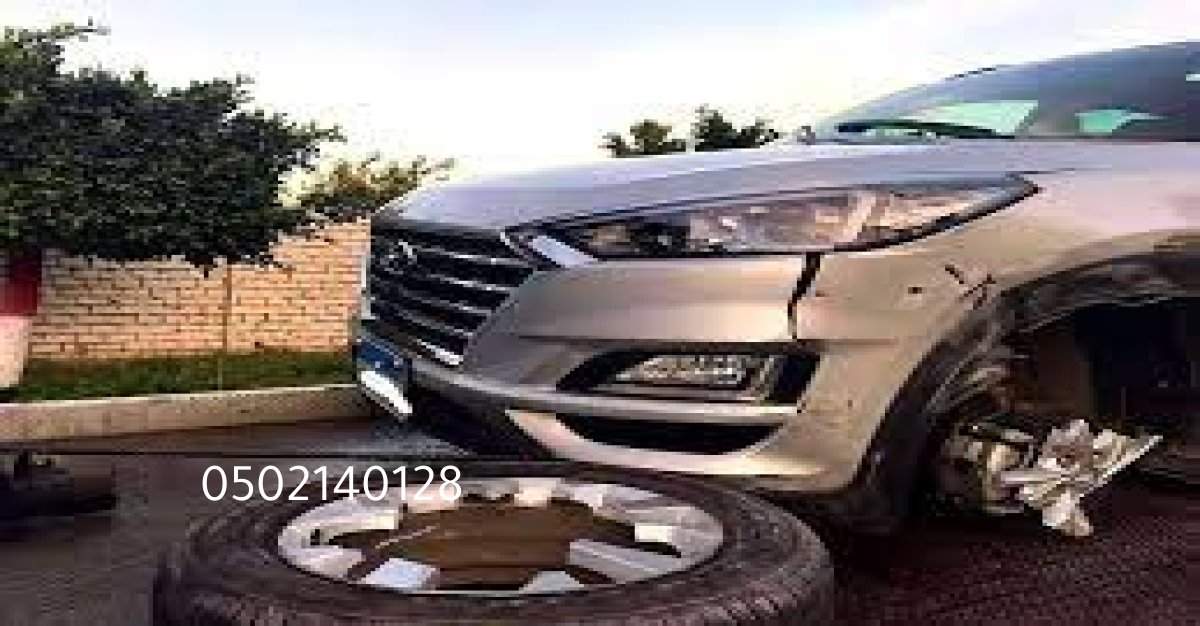 فني يستخدم جهاز فحص الكمبيوتر داخل ورشة كهرباء سيارات بالرياض.