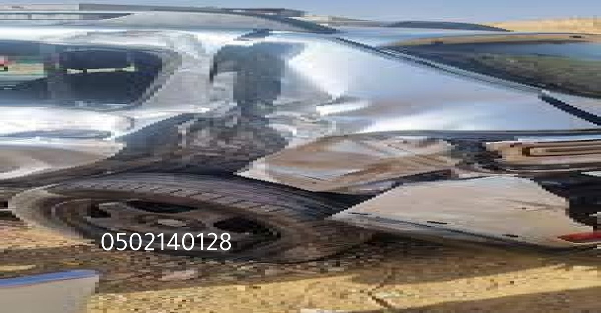 فني يعمل على إصلاح سيارة في ورشة سمكرة اقتصادية.