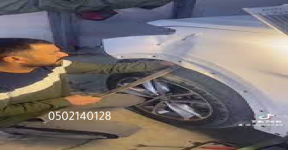 فنيون محترفون يعملون على سيارة داخل ورشة سمكرة رائدة بالرياض.