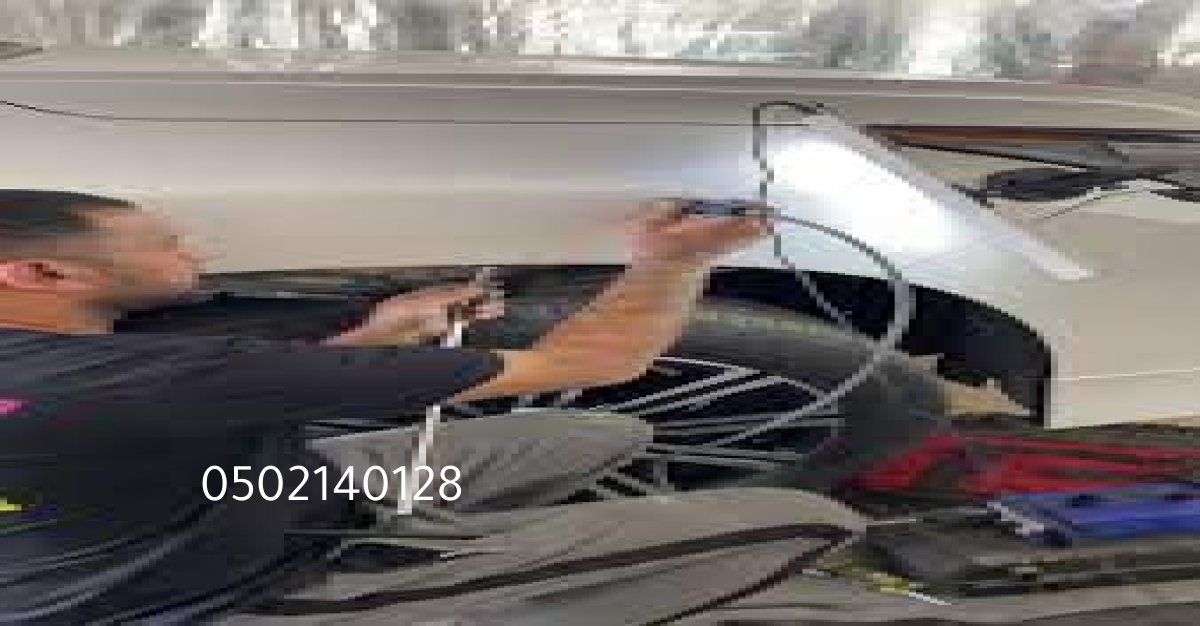 واجهة أفضل ورشة سمكرة سيارات في الرياض تحمل شعار الورشة.