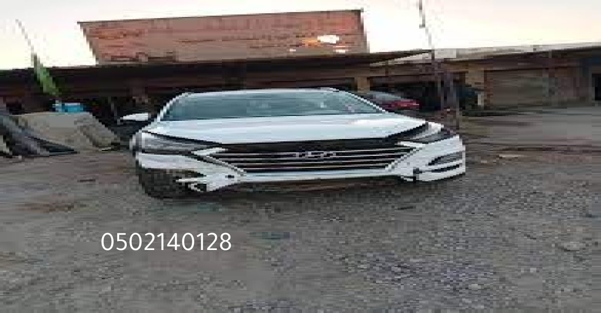 واجهة أفضل ورشة كهربائي سيارات في الرياض مع لافتة واضحة.