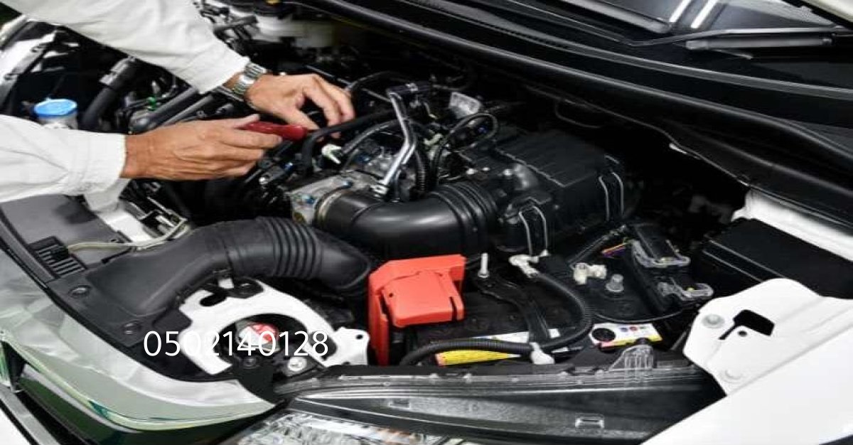 ورشة سمكرة سيارات مجهزة بالكامل في أحد أحياء الرياض.