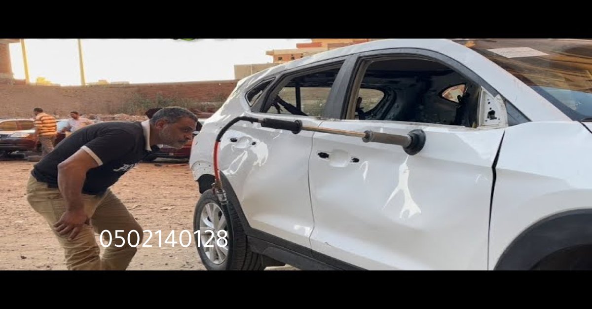 ورشة في الرياض تعرض خدمات إصلاح وتغيير عكوس السيارات.